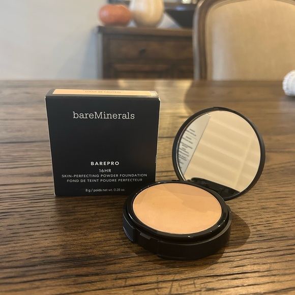 bareMinerals BAREPRO 16-HR Skin-Perfecting
Powder Foundation - Picture 3 of 10